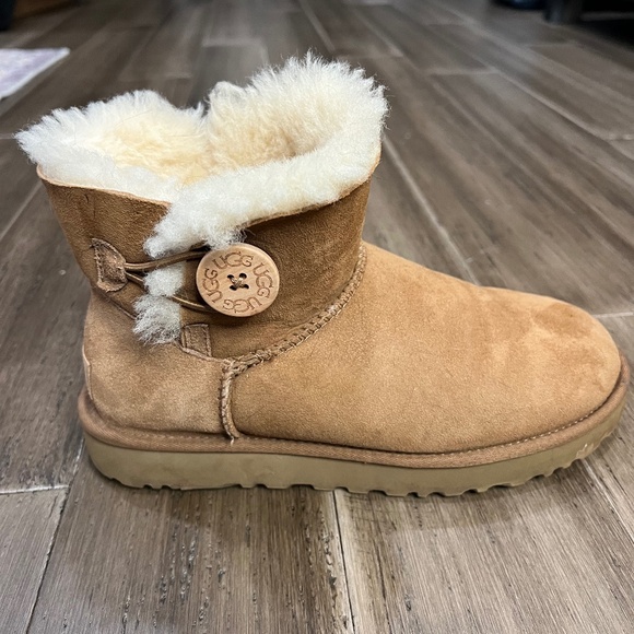 Ugg Women’s Mini Bailey Button Chestnut - Picture 2 of 6